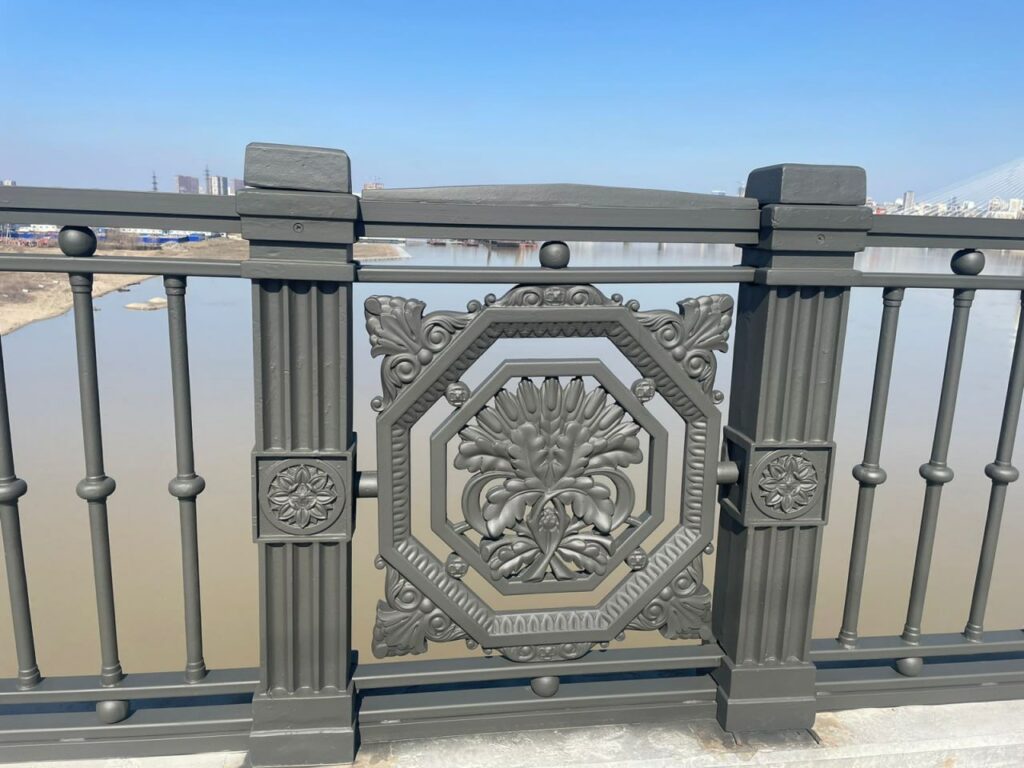 Исторические перила восстанавили на Октябрьском мосту в Новосибирске