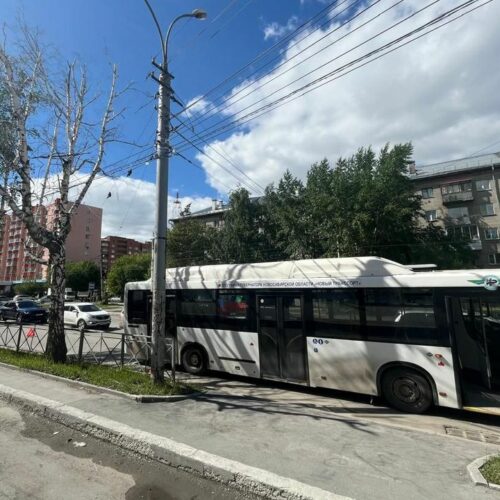 Автобус протащил за ногу, застрявшую в дверях девочку в Новосибирске