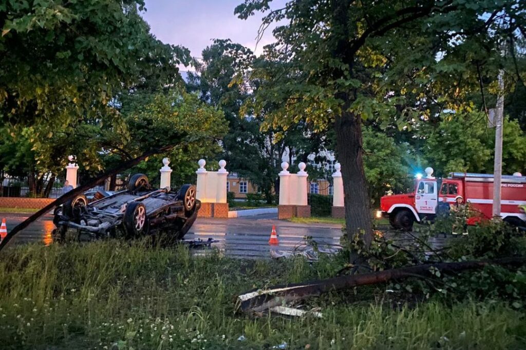 Водитель Субару погиб после столкновения с деревом в Новосибирске