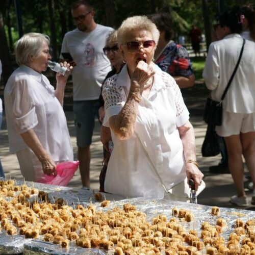 Новосибирцы съели 131 кг баклавы в честь Дня города