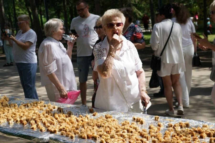 Новосибирцы съели 131 кг баклавы в честь Дня города