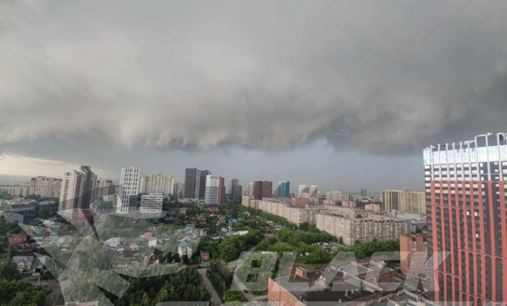 Ливень и град обрушился на Новосибирск