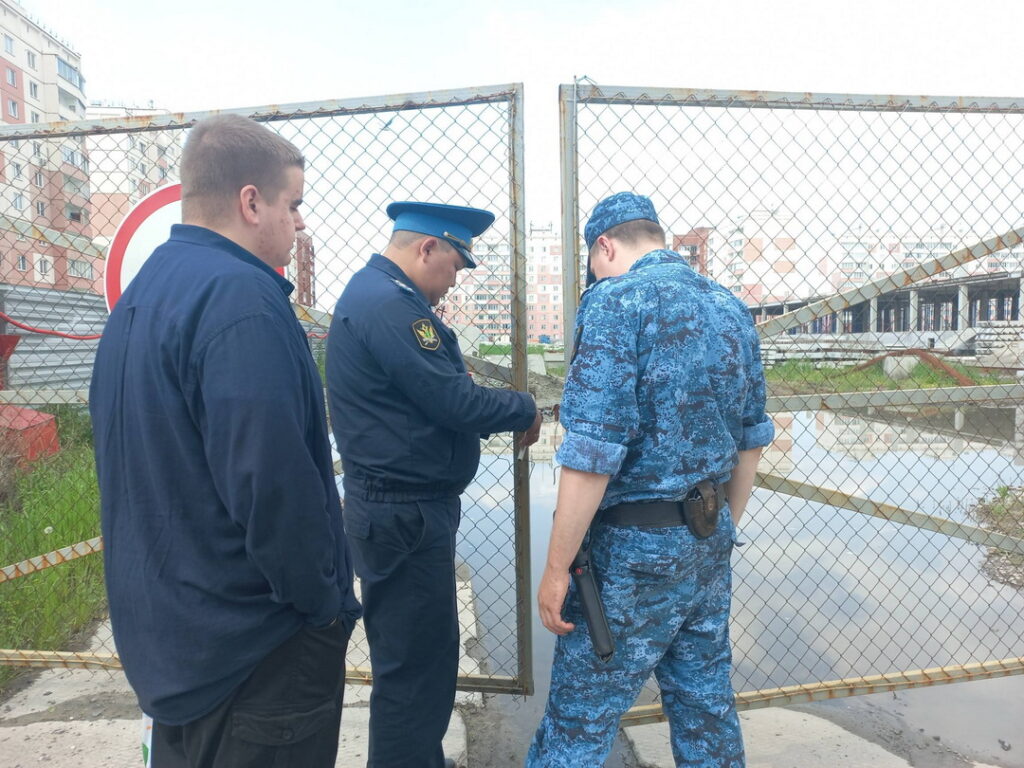 Приставы приостановили строительство концессионной школы на левом берегу Новосибирска