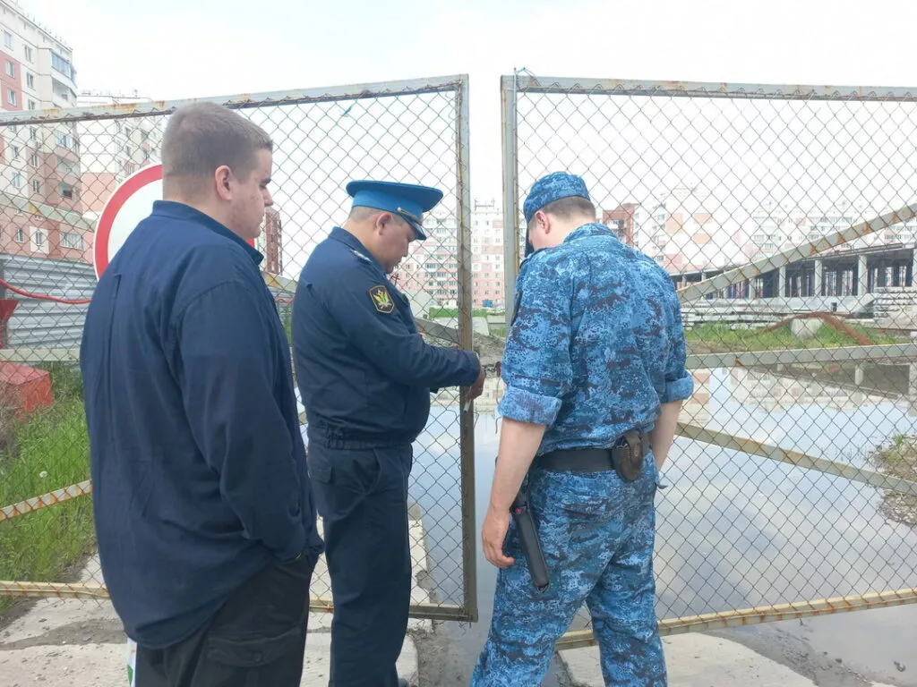 Приставы приостановили строительство концессионной школы на левом берегу Новосибирска