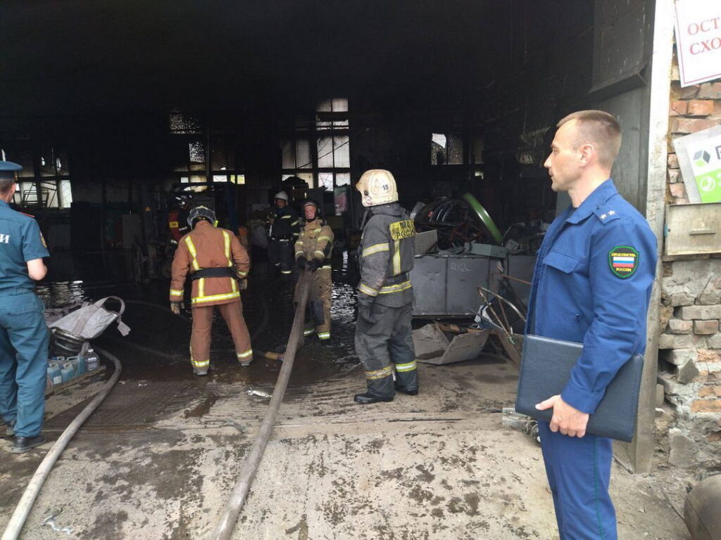 После пожара на складе в городе Обь возбуждено уголовное дело