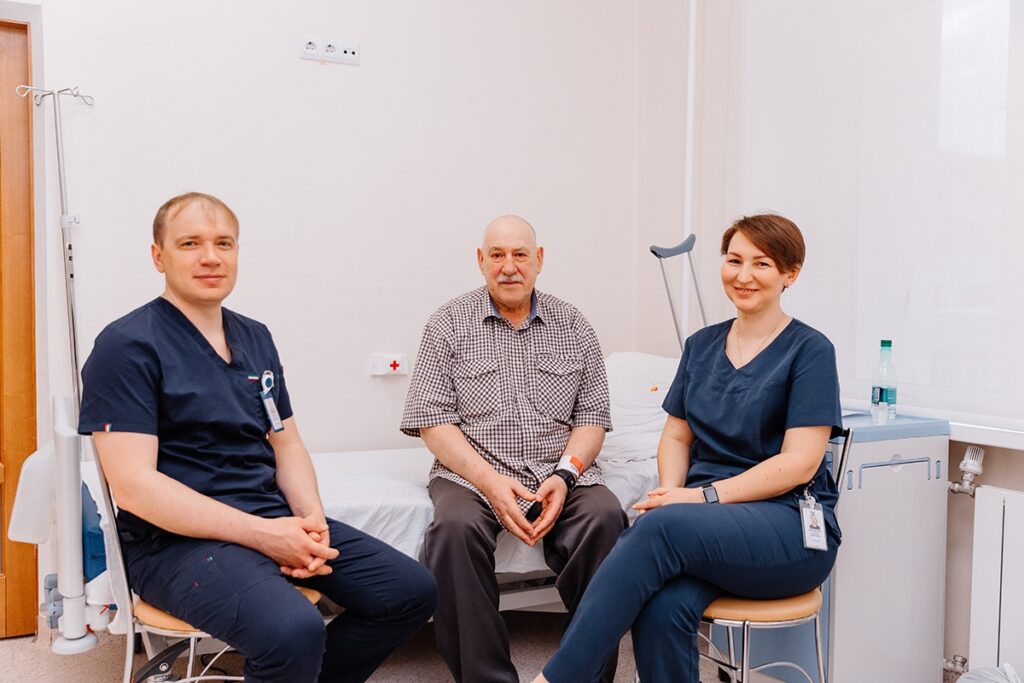 Врачи спасли от рака кишечника мужчину с больным сердцем в Новосибирске