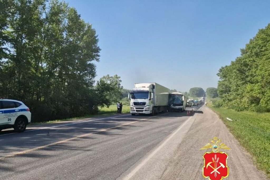 Автобус из Новосибирска врезался в фуру на трассе в Кузбассе — есть пострадавшие