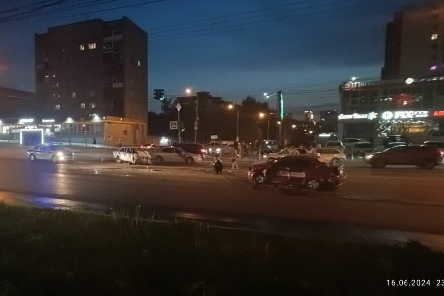 Четыре человека пострадали в массовом ДТП в Новосибирске