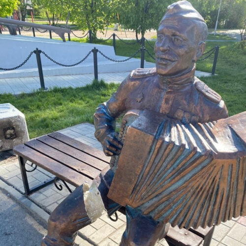Вандалы вновь разрушили скульптуру Василия Теркина в Новосибирске