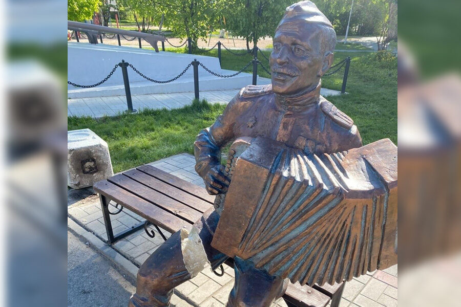 Вандалы вновь разрушили скульптуру Василия Теркина в Новосибирске