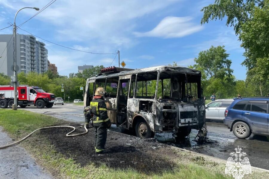 Автобус с людьми загорелся на ходу в Новосибирске