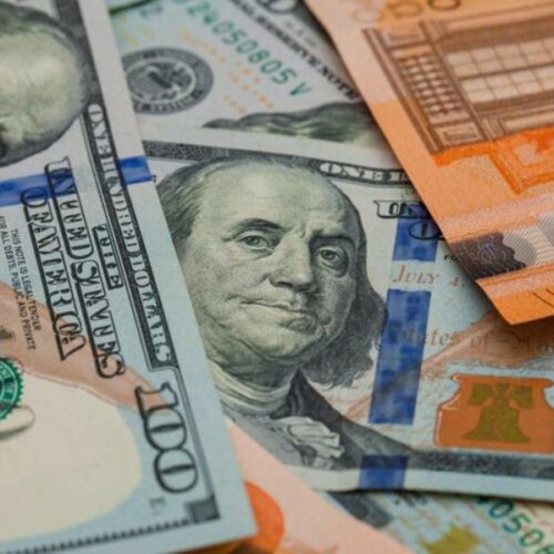 Некоторые банки Новосибирска приостановили продажу долларов и евро