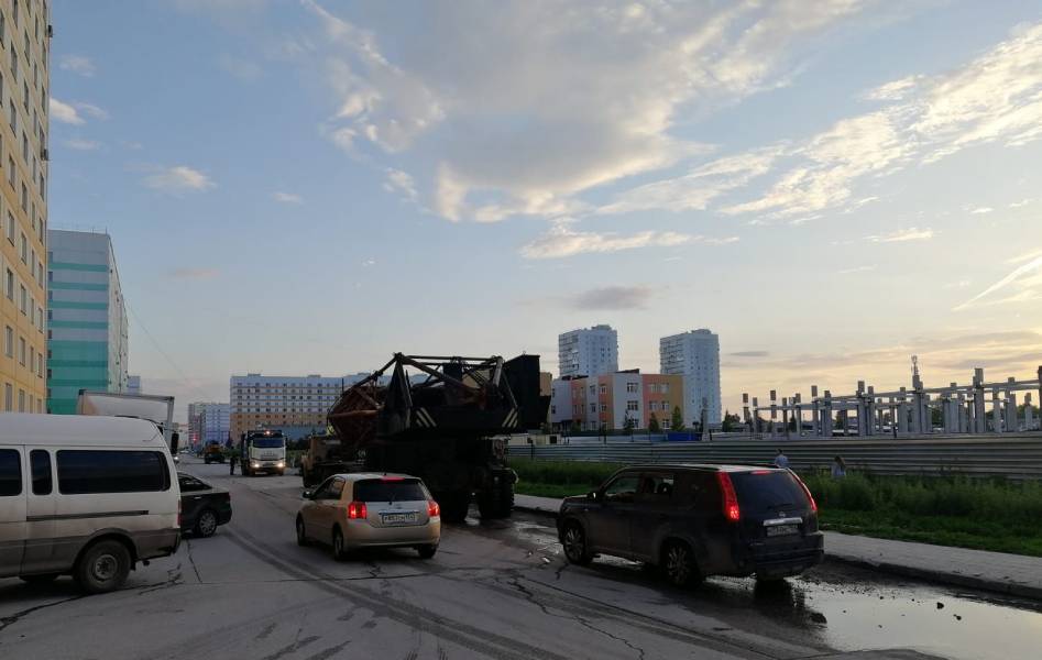 С площадки концессионной школы вывезли кран в Новосибирске