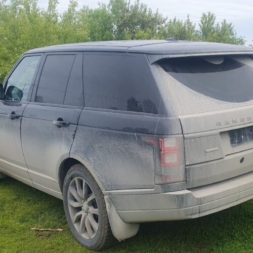 Жительница Новосибирска на эвакуаторе забрала у бывшего мужа дорогой Land Rover
