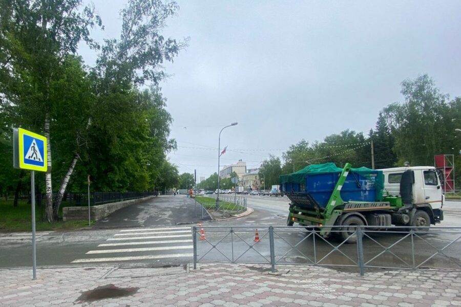 Мусоровоз насмерть сбил пенсионерку на пешеходном переходе в Новосибирске