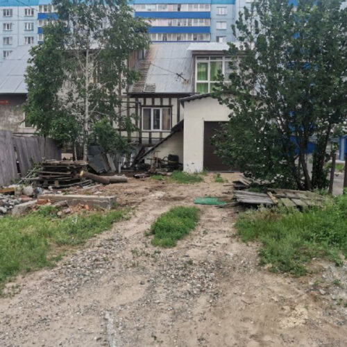 В Новосибирске житель частного дома захватил территорию возле новостройки на Рябиновой