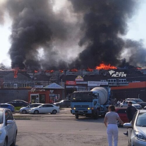 Крупный пожар на складе ГСМ тушат в Кировском районе Новосибирска