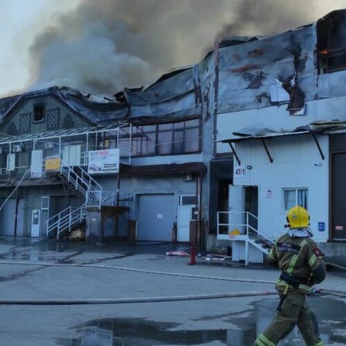 Пожарный поезд привлекли к тушению горящего склада ГСМ в Новосибирске