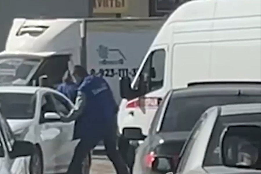 «Он прям нахлестал ему»: водитель «скорой» избил не уступившего ему дорогу автомобилиста в Новосибирске