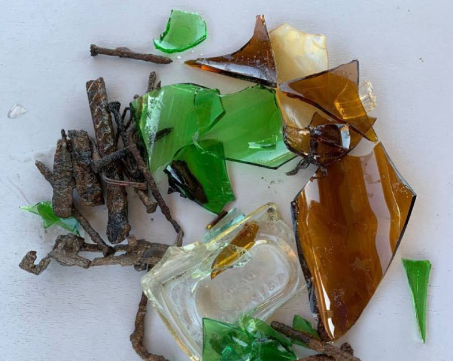 Неизвестные разбросали битое стекло и гвозди на берегу водоема в Новосибирске