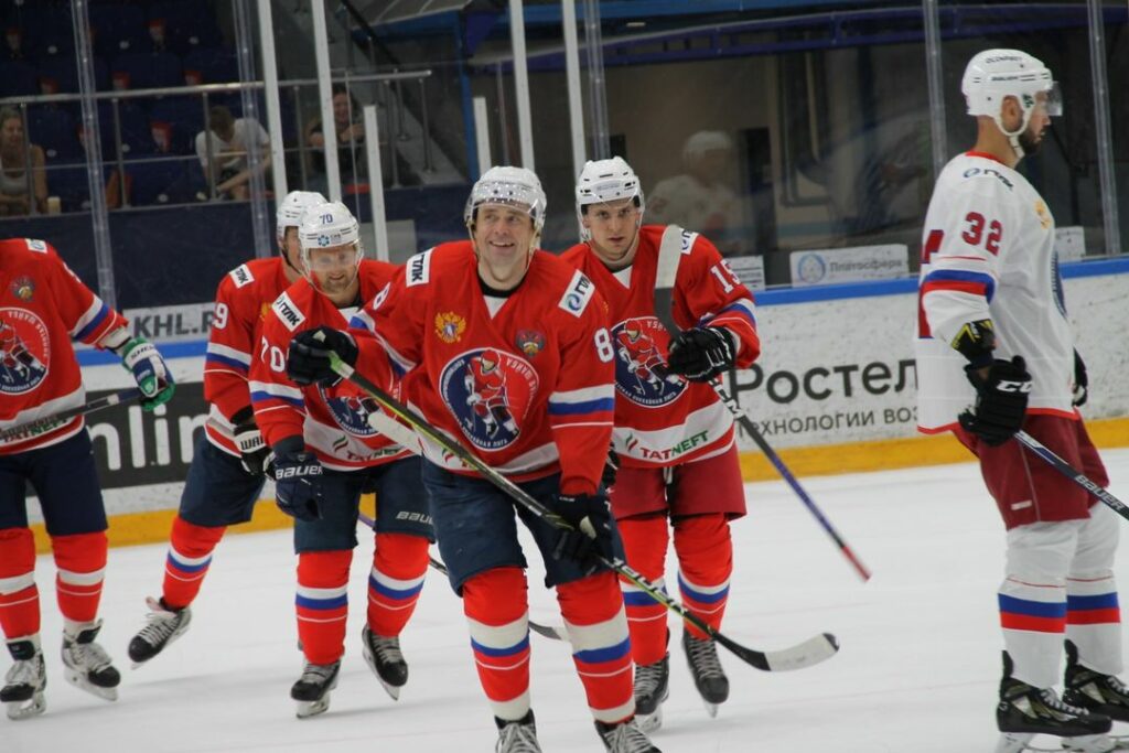 Звёзды хоккея отметили юбилей «Золотой шайбы» товарищеским матчем в Новосибирске