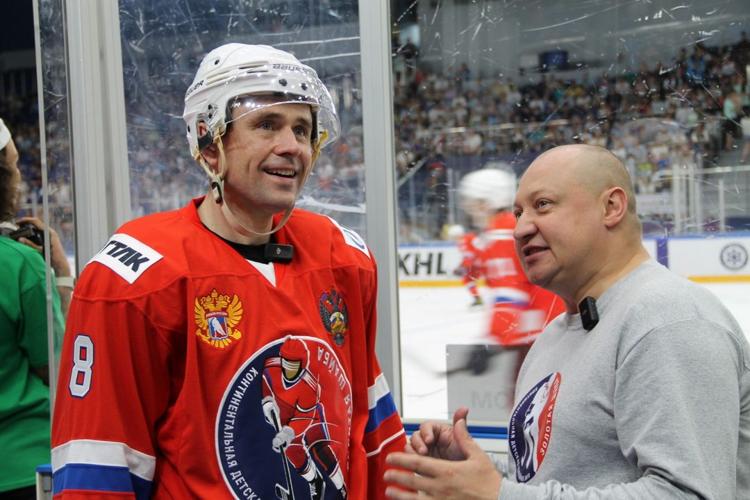 Звёзды хоккея отметили юбилей турнира «Золотая шайба» товарищеским матчем в Новосибирске