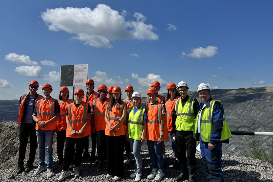 Лучше один раз увидеть: будущие маркшейдеры побывали на самом крупном угольном разрезе региона