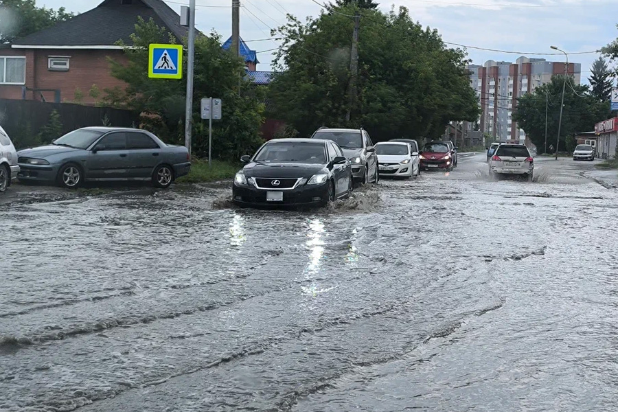 Сильный ливень обрушился на Новосибирск