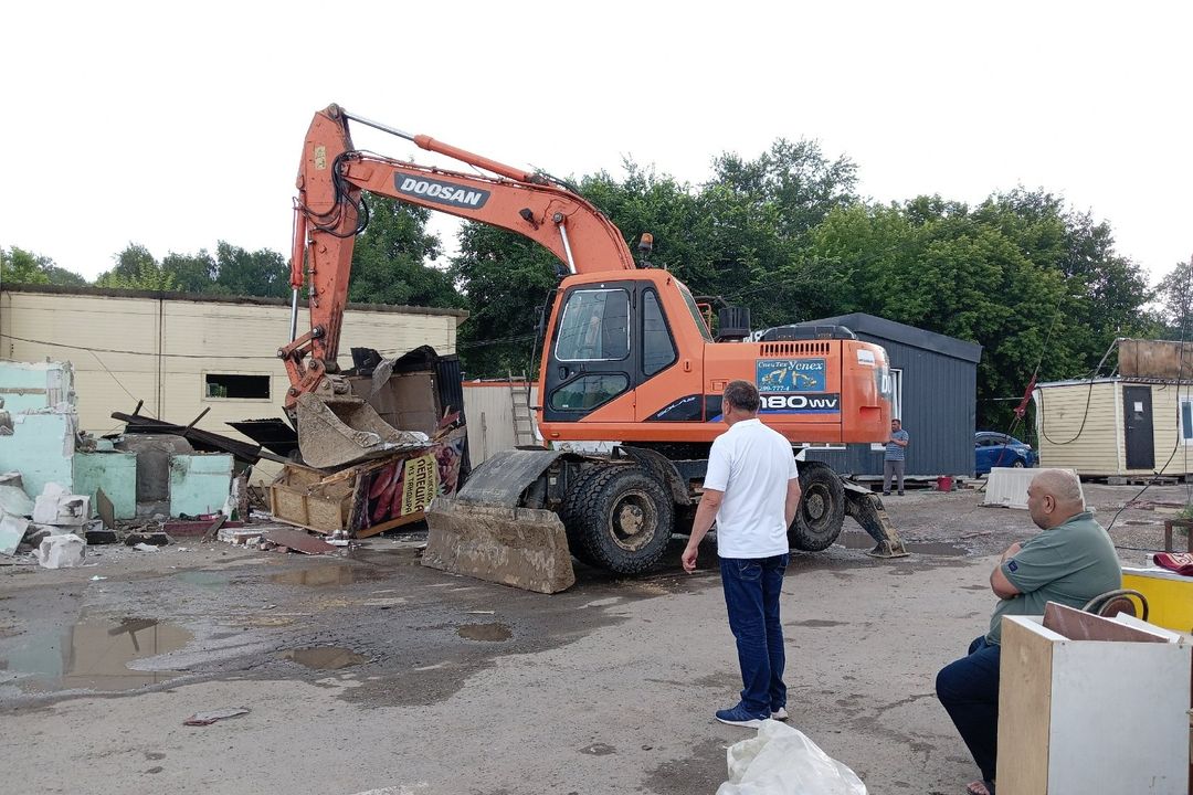 «Воистину праздник на Хилокской»: жители Новосибирска наблюдают, как сносят ненавистные им кафе с мигрантами