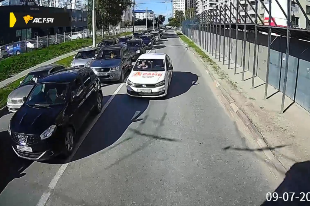 Автомобиль автошколы объехал затор по встречке в Новосибирске