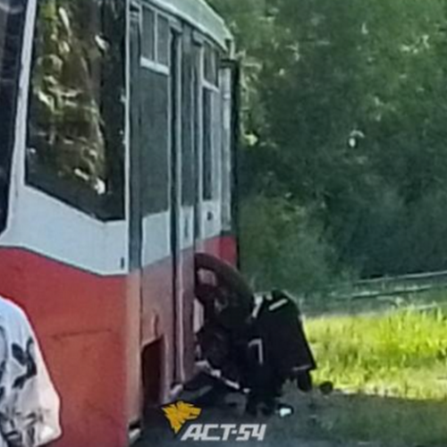 Мотоциклист влетел в трамвай №16 в Новосибирске