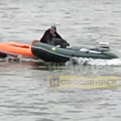 Рыбак с собакой чудом выжил, перевернувшись на лодке в Новосибирске