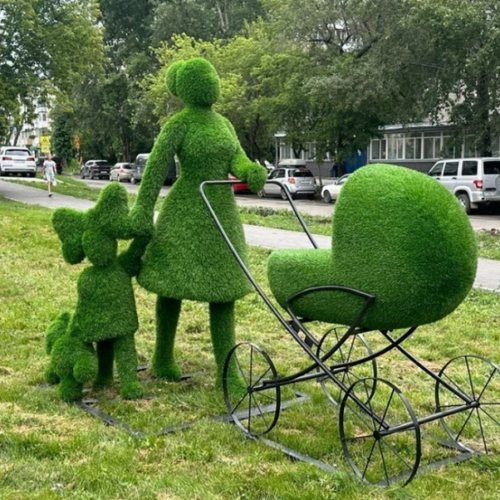 Скульптура мамы с коляской появилась в Новосибирске