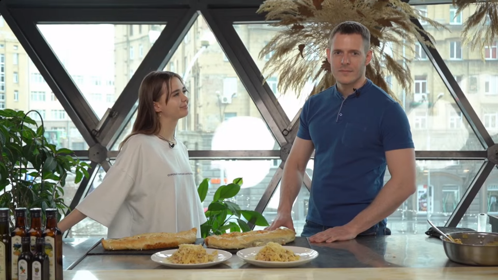 Глава Минцифры показал молодежи Новосибирска, как готовить хачапури