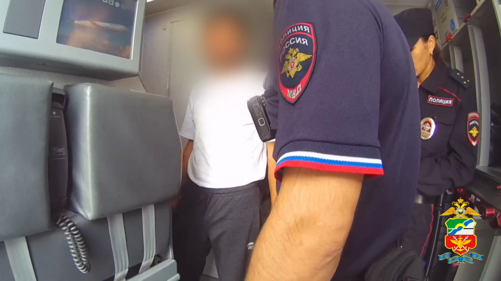 Пассажира рейса из Москвы задержали за курение на борту самолета в Новосибирске