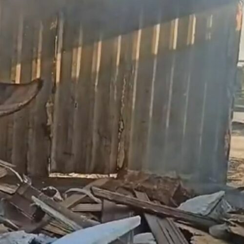 Мигранты устроили пожар на месте снесенных кафе на Хилокской