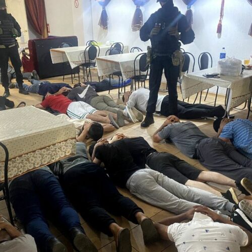 ФСБ со спецназом положила лицом в пол 27 мигрантов в узбекском кафе Бердска