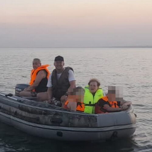 Семья в сломанной лодке ждала помощи спасателей на Обском водохранилище