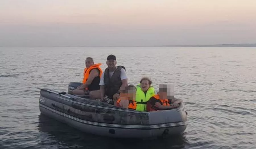 Семья в сломанной лодке ждала помощи спасателей на Обском водохранилище