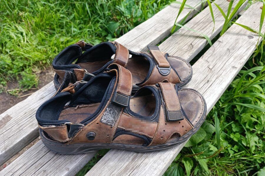 Новосибирский юрист выбросил сандалии, которые носил 16 лет