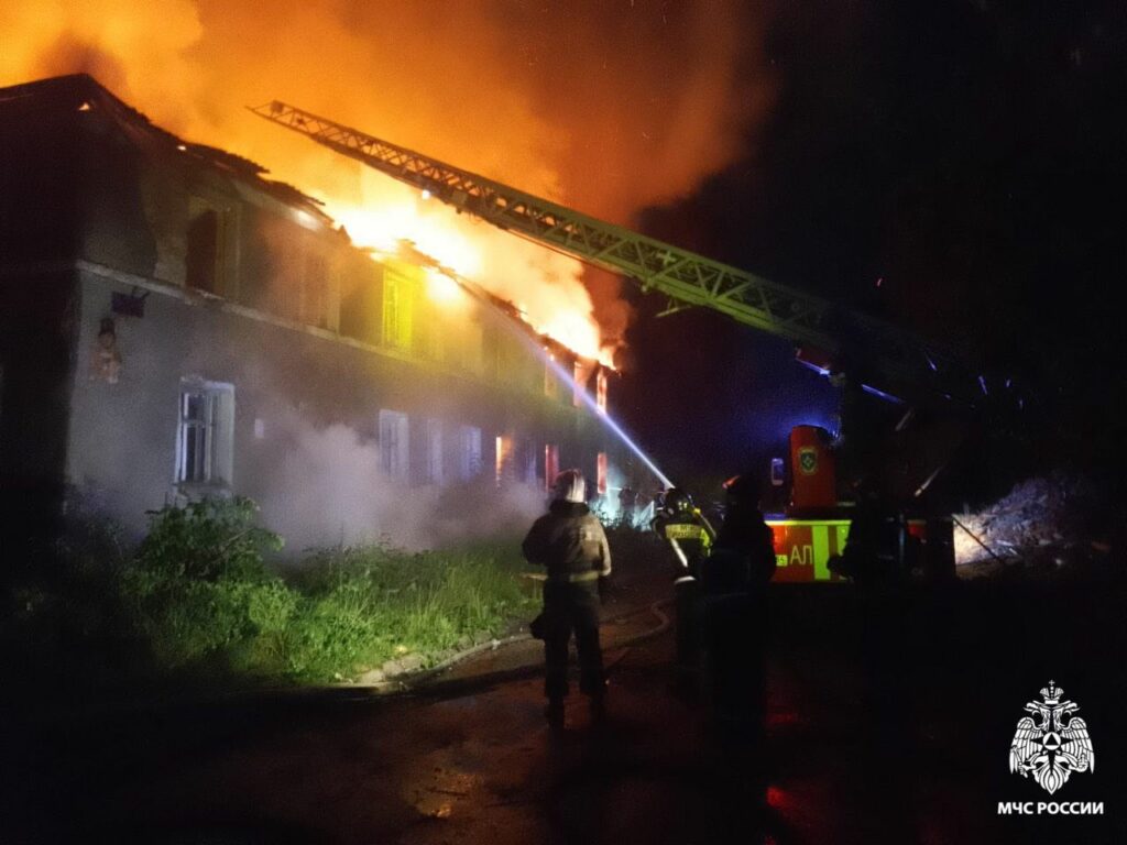 Ночью сгорел 2-этажный барак в Ленинском районе Новосибирска