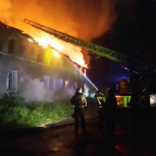Ночью сгорело 2-этажное здание в Ленинском районе Новосибирска