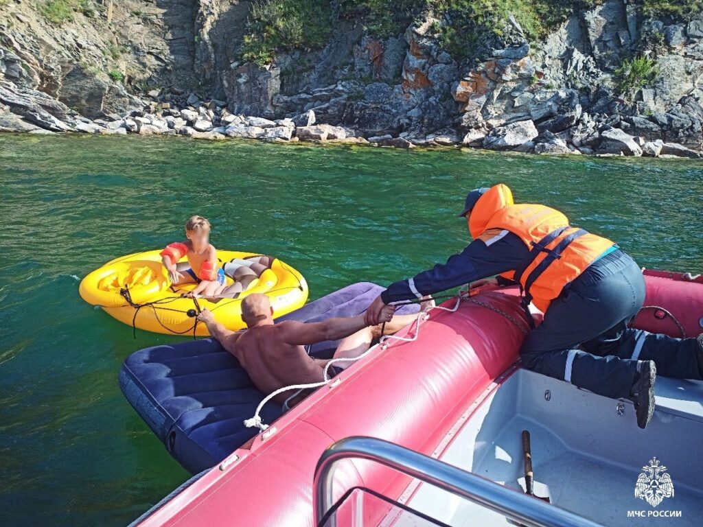 МЧС Новосибирска рассказало, чем опасны надувные матрасы во время купания