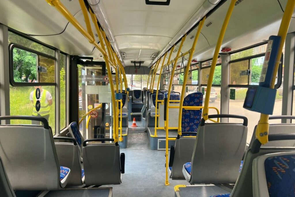 Четырехлетняя девочка упала в троллейбусе и оказалась в больнице Новосибирска