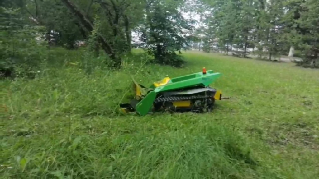 Газонокосилка на самовыгуле уничтожает траву в Новосибирске