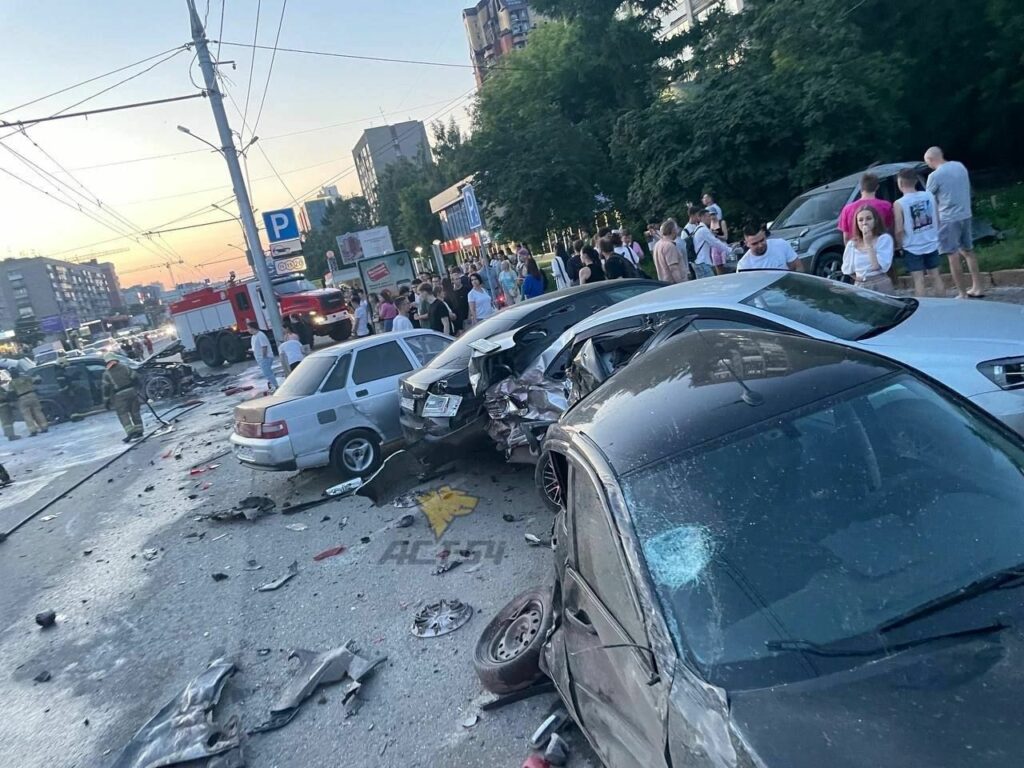 Автогонщик на BMW устроил коллапс на Красном проспекте Новосибирска