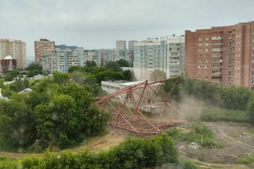 В Новосибирске рухнула телевышка станции «Мир»