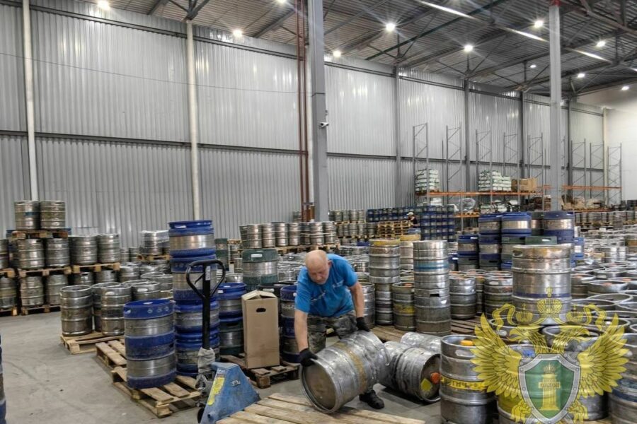 Более 500 бочек нелегального пива нашли на складе в Новосибирске