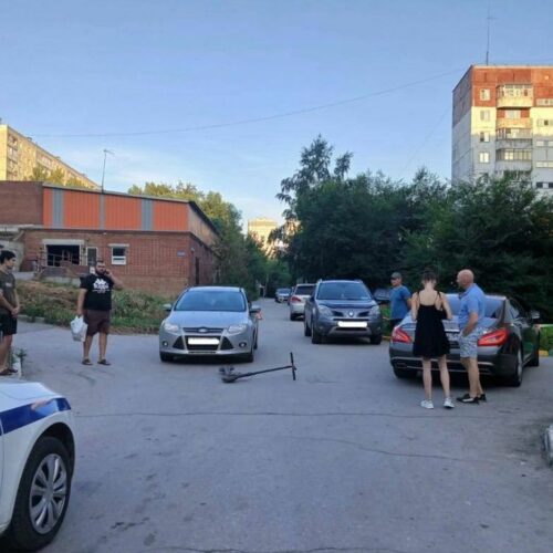 В Новосибирске автомобиль сбил ребенка на электросамокате