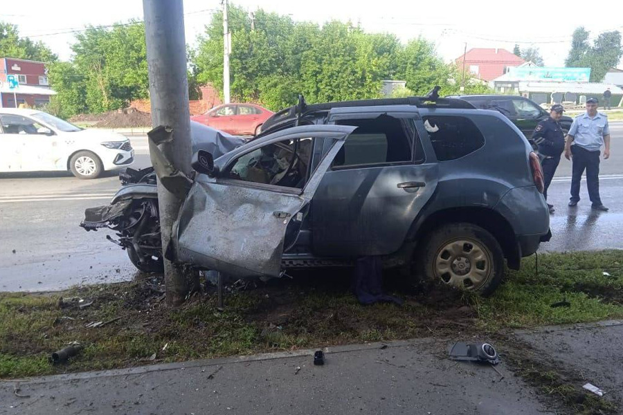 Водитель влетел в столб на улице Ватутина в Новосибирске